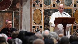 El papa francisco durante la audiencia con los  del cuerpo diplomático acreditado en la Santa Sede para el tradicional saludo de Año Nuevo el 9 de enero de 2017.
