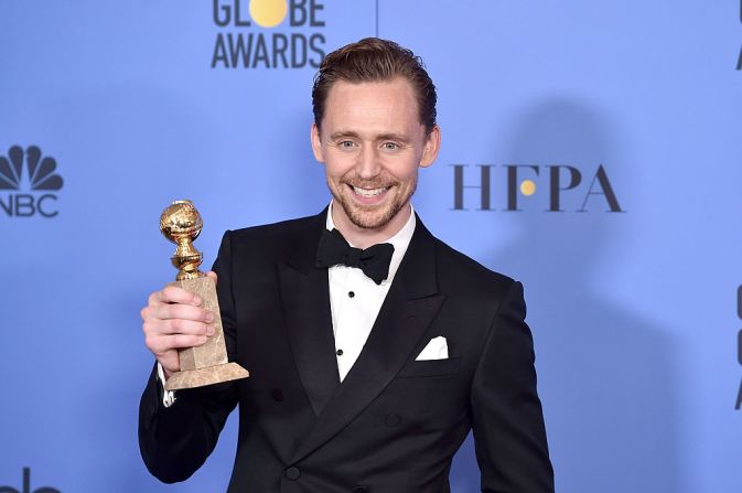 Tom Hiddleston de ‘The Night Manager’ ganó el premio a Mejor Actor en miniserie o película para televisión.