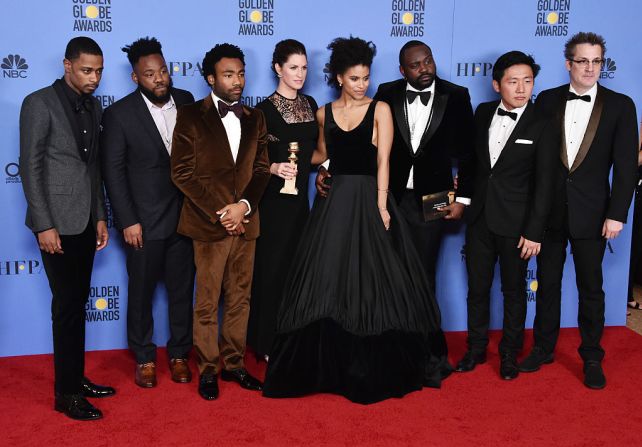 El reparto de la serie ’Atlanta’ posa con el Globo de Oro a Mejor Serie de televisión musical o comedia. El actor Donald Glover, tercero de izquierda a derecha, se llevó el premio como Mejor actor en esa categoría.