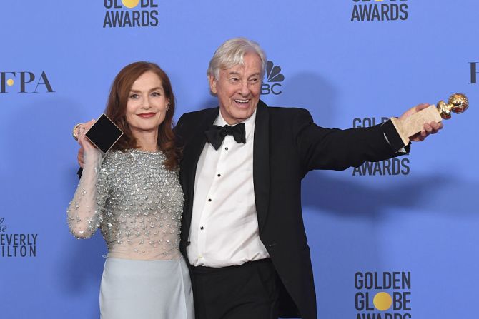 La película Francesa 'Elle' fue elegida como Mejor Película extranjera. En esta foto aparecen la protagonista Isabelle Huppert (izquierda), quien ganó premio como Mejor Actriz en película de drama y el director de la película, Paul Verhoeven (derecha).