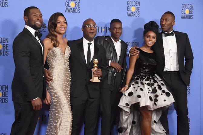 La Mejor Película drama de la noche fue 'Moonlight'. En esta fotografía aparecen de izquierda a derecha los actores Actors Trevante Rhodes y Naomie Harris; el director Barry Jenkins, los actores Ashton Sanders, Janelle Monae y Mahershala Ali del elenco de ‘Moonlight’.