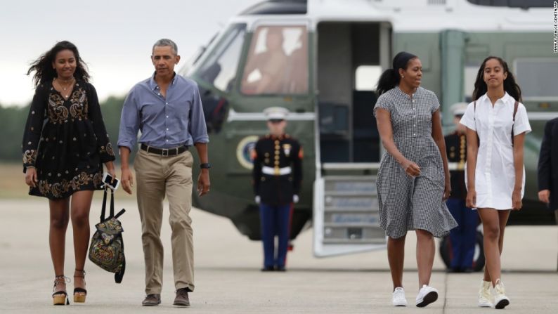 Obama y la primera dama se dirigen al avión presidencial ‘Air Force One’ con sus hijas Malia (a la derecha) y Sasha (a la izquierda) en la Estación Aérea en Cape Cod en Massachussetts en agosto de 2016.