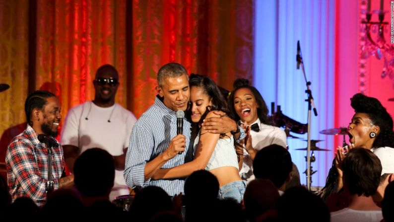 Obama abraza a Malia en la Casa Blanca durante la celebración de sus 18 años el 4 de julio de 2016. En esta fiesta estuvieron presente los músicos Janelle Monae y Kendrick Lamar.