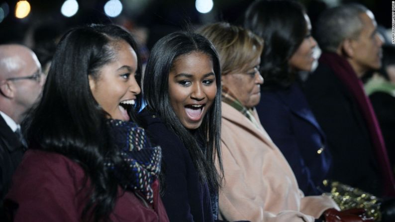 Malia y Sasha Obama, y su abuela, Marian Robinson, la primera dama y el presidente Obama asisten a la iluminación del Árbol Nacional de Navidad en el parque de la Elipse al sur de la Casa Blanca en diciembre de 2015.