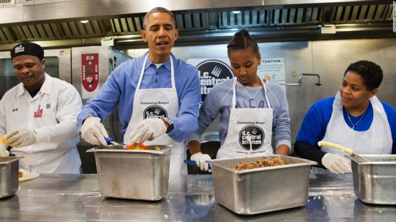 Obama y Sasha cocinan burritos en la ‘DC Central Kitchen’ de Washington como parte de un proyecto de servicio social el Día de Martin Luther King Jr. en enero de 2014.