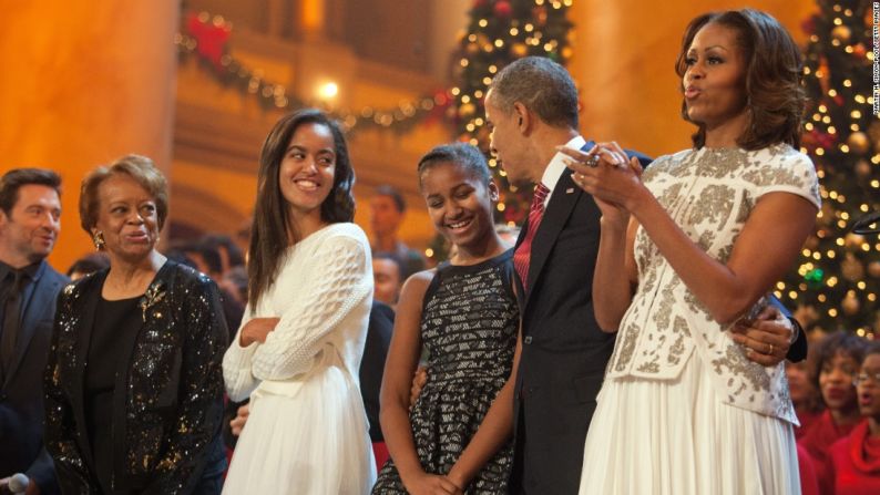 La primera familia canta durante el final del programa ‘Navidad en Washington’ de TNT en diciembre de 2013. La madre de Michelle Obama, Marian Robinson, y el presentador del programa, el actor Hugh Jackman, aparecen también en esta foto. Time Warner es la empresa matriz de TNT y CNN.