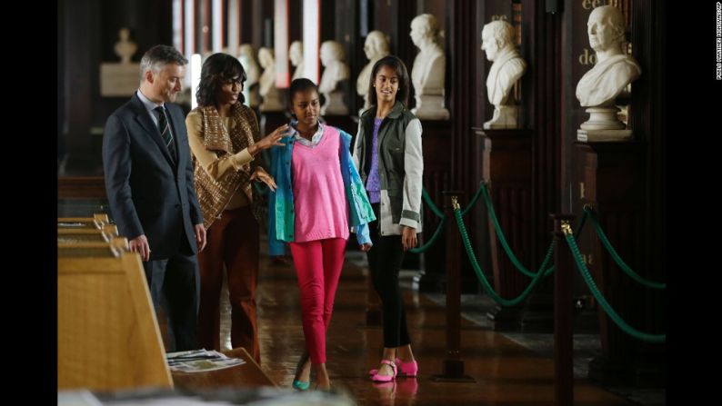 La primera dama y sus hijas fueron acompañadas por Patrick Prenderas, rector y presidente del Trinity College de Dublín, durante su visita a Irlanda en junio de 2013.