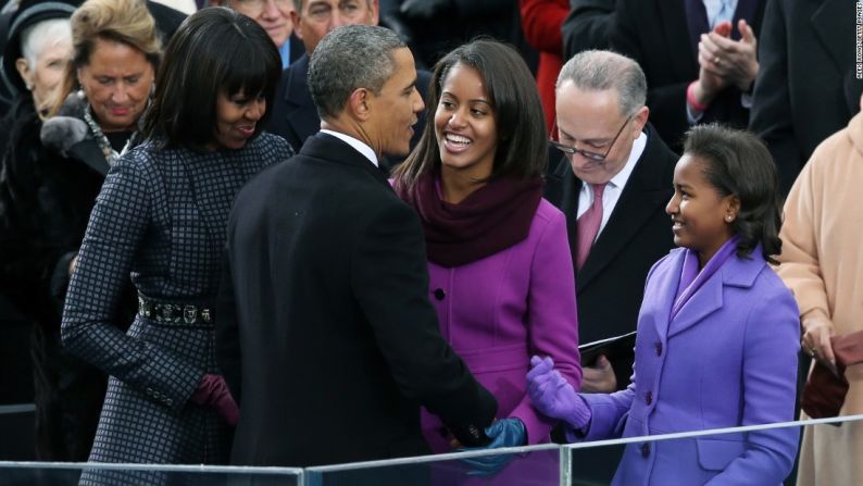 El presidente Obama saluda a su esposa y a sus hijas luego de haber tomado el juramento como presidente para su segundo término en enero de 2013.