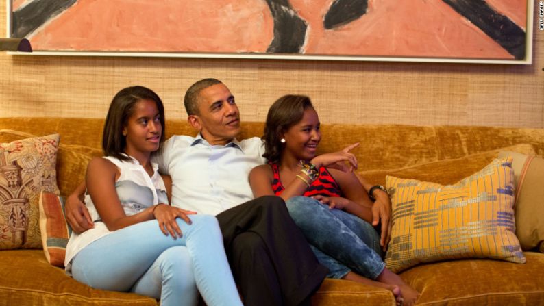 El presidente y sus hijas ven en televisión el discurso de la primera dama en la Convención Nacional Demócrata en septiembre de 2012.