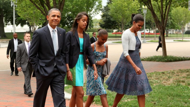 La primera familia camina por el Parque Lafayette para atender los servicios religiosos del domingo en Washington en agosto de 2012.