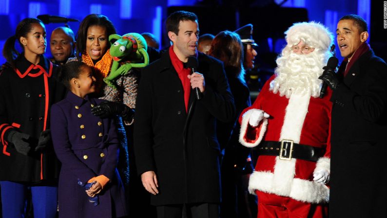 La primera familia canta junto a la Rana René durante la ceremonia de encendido del árbol nacional en diciembre de 2011.