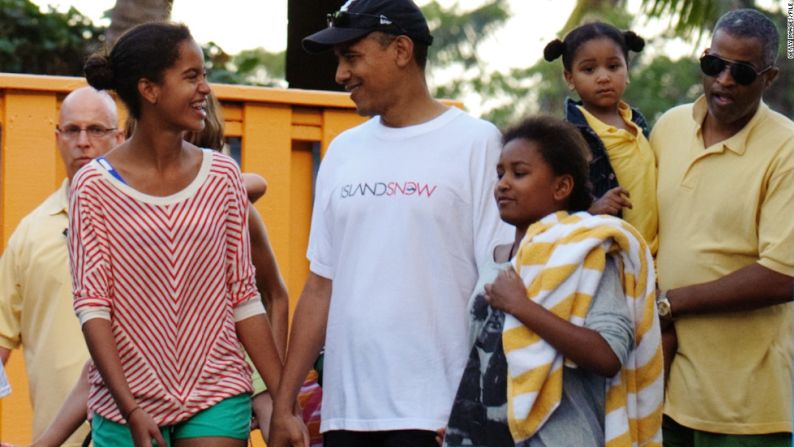 El presidente camina con sus hijas luego de visitar el 'Sea Life Park' en Hawai en diciembre de 2011.