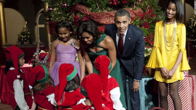 La primera familia saluda a un grupo de niños disfrazados de elfos en el Museo de Washington en diciembre de 2011.