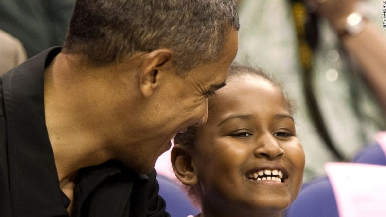 El presidente Obama y Sasha ven un juego de la WNBA en Washington en agosto de 2010.