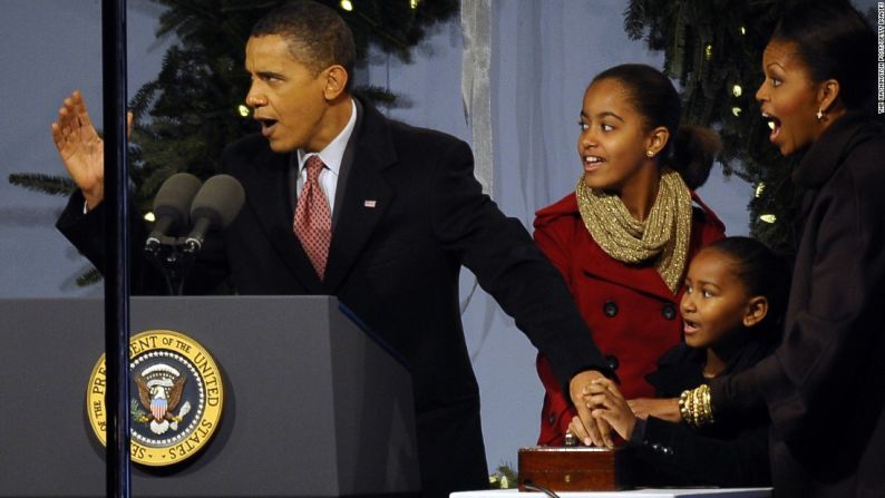 Con ayuda de su esposa e hijas, el presidente Barack Obama presiona el botón para encender las luces del Árbol Nacional de Navidad en diciembre de 2009 en el Parque Presidencial de la Elipse, cerca de la Casa Blanca.