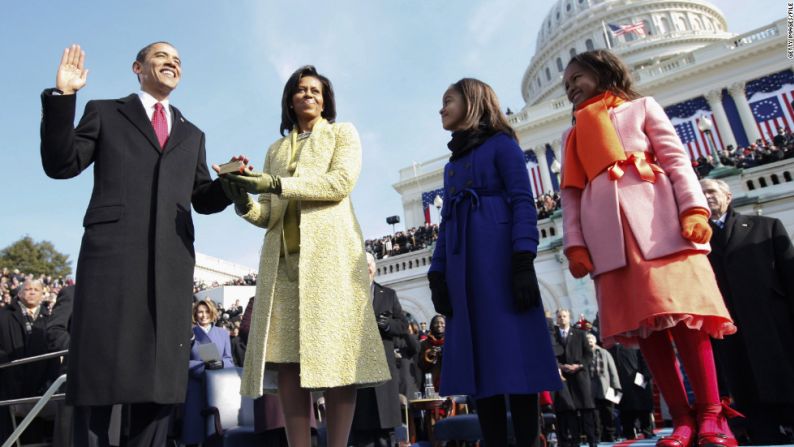 Obama tomó juramento como el presidente número 44 de Estados Unidos junto a su familia el 20 de enero de 2009, en el Capitolio Nacional. Sasha está a la derecha (de azul), junto a su hermana menor, Malia.