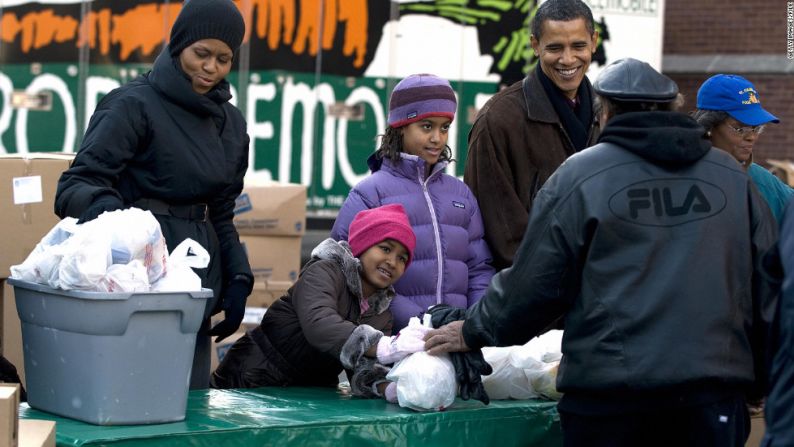 La familia Obama entrega comida durante el Día de Acción de Gracias en su ciudad natal Chicago, en noviembre de 2008, poco después de que Barack Obama ganara la elección presidencial.