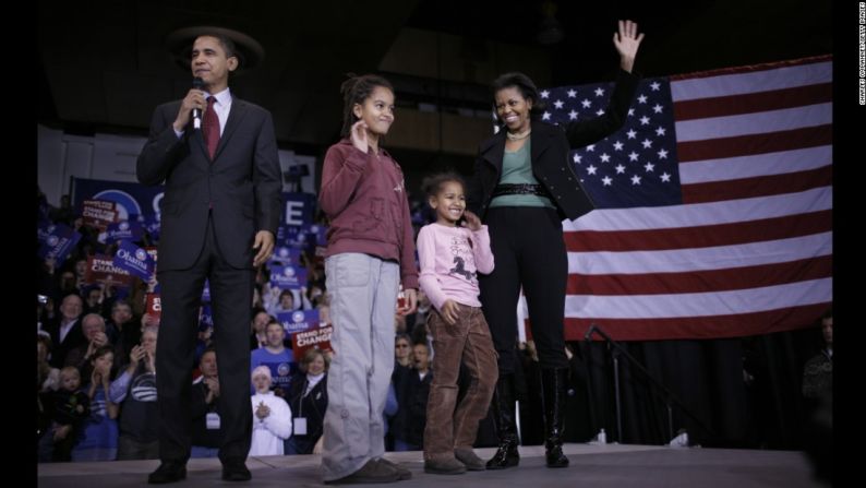 El entonces candidato presidencial demócrata, Barack Obama, dio un discurso en un evento en Des Moines, Iowa, acompañado de su esposa Michelle Obama, y sus hijas Malia y Sasha, que en ese entonces tenían 9 y 6 años, respectivamente. Mira en esta galería la evolución de las hijas Obama desde que su padre fue elegido como presidente por primera vez en 2008.