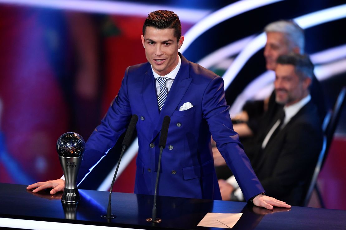 El portugués Cristiano Ronaldo al aceptar el premio al Mejor Jugador del año de la FIFA durante una ceremonia en Zurich (Suiza).