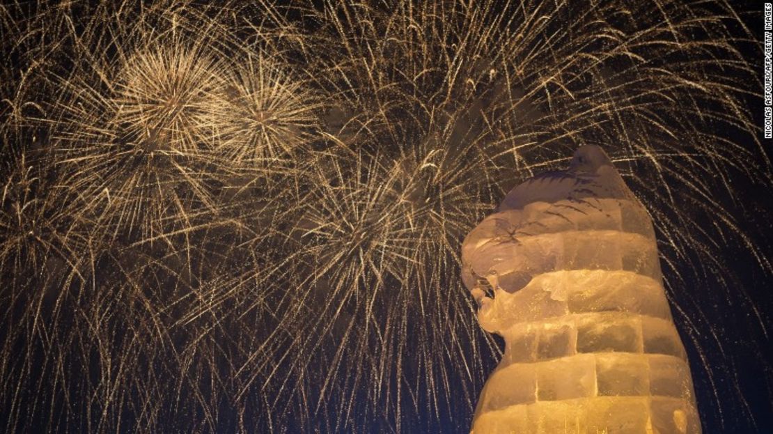 El Festival Internacional de la Nieve y el Hielo de Harbin es famoso por sus esculturas gigantes iluminadas.