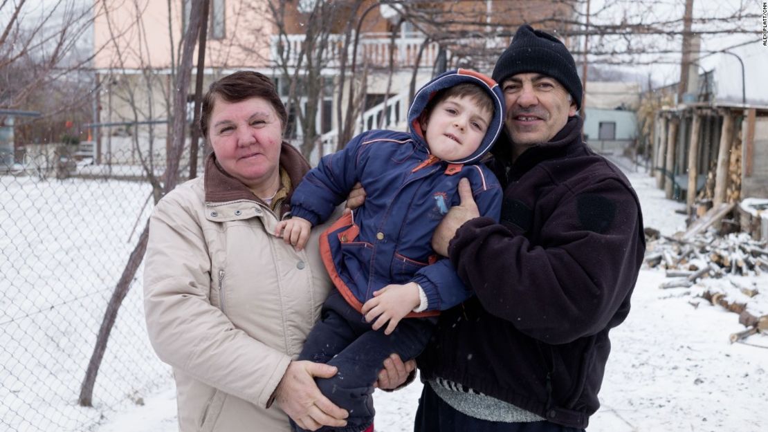 Tamara Qoreli y su familia viven en una tierra de nadie entre un puesto fronterizo georgiano y un punto de control ruso.