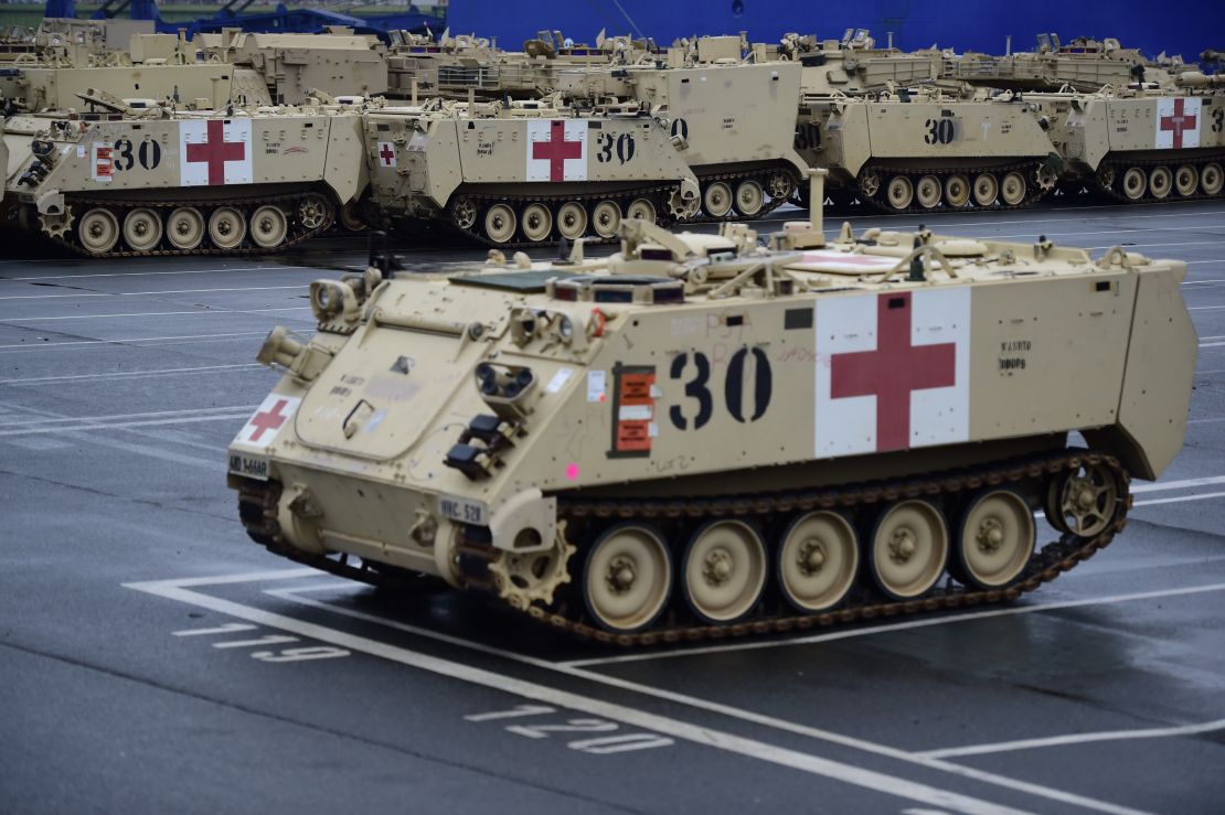 Vehículos blindados M1 Abrams y Bradley en Bremerhaven, Alemania.