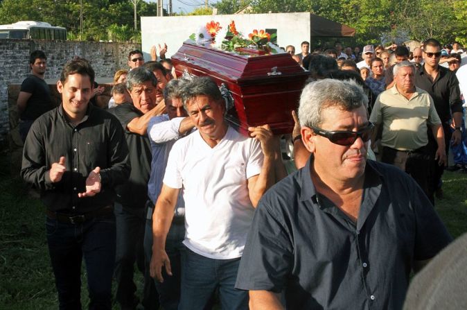 Cabañas fue despedido en un funeral en Pilar, Paraguay, su ciudad natal. En esta imagen sus hijos carga su ataúd. El delantero era un héroe en la liga argentina en Boca Juniors y jugó junto a Pelé en el Cosmos de Nueva York.