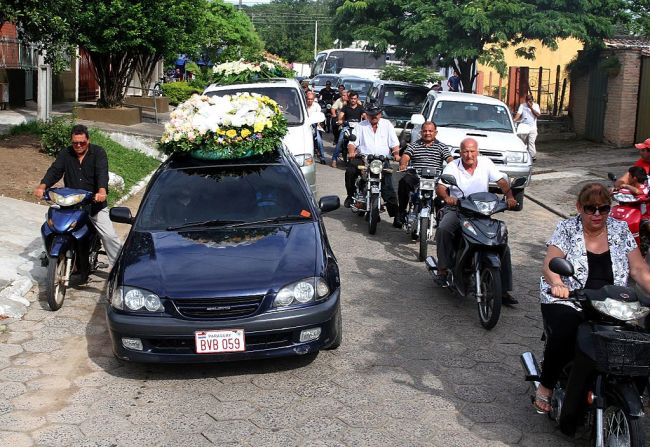 El cortejo fúnebre recorrió las calles de Pilar, donde ya una de sus vías y un polideportivo fueron nombrados en honor a Cabañas.