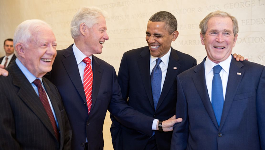 De izquierda a derecha los expresidentes de EE.UU. Jimmy Carter, Bill Clinton, Barack Obama y George W. Bush.