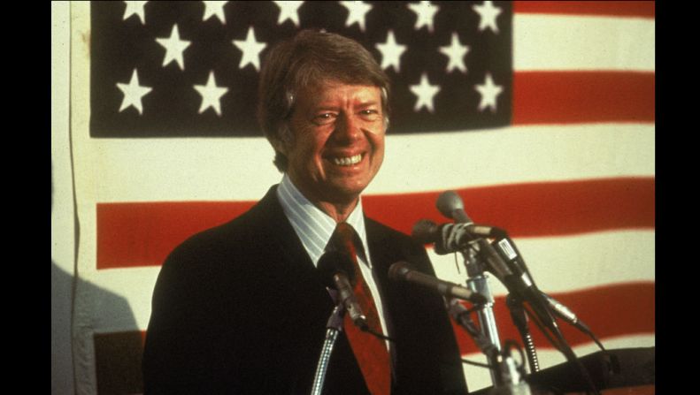 39. Jimmy Carter (1977-1981) — Carter fue elegido como el presidente número 39 de Estados Unidos frente a Gerald R. Ford en 1976. Durante su mandato trabajó fuertemente para combatir los continuos problemas económicos de la inflación y el desempleo, relata la Casa Blanca en su página web. A pesar de haber aumentado los empleos en casi ocho millones y disminuir el déficit presupuestario, al final de su gobierno hubo una corta recesión, según su biografía en la página web de la presidencia. Carter recibió el premio Nobel de Paz en 2002 por su trabajo para encontrar soluciones pacíficas a los conflictos internacionales, por promover la democracia y los derechos humanos, y por promover el desarrollo social y económico.