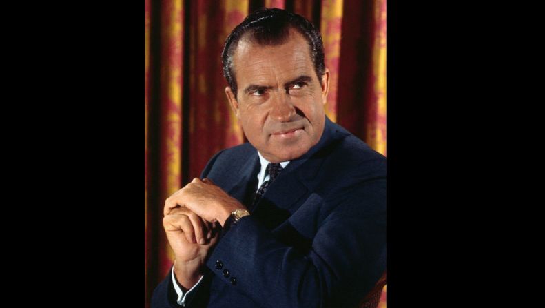 37. Richard Nixon (1969-1974) — El presidente número 37 de Estados Unidos había servido anteriormente como representante a la Cámara y Senador por el estado de California. Después de finalizar exitosamente la participación de las tropas estadounidenses en Vietnam y de reducir las relaciones con China y Rusia, Nixon se convirtió en el primer (y único) presidente en renunciar a su cargo por el escándalo del ‘Watergate’.