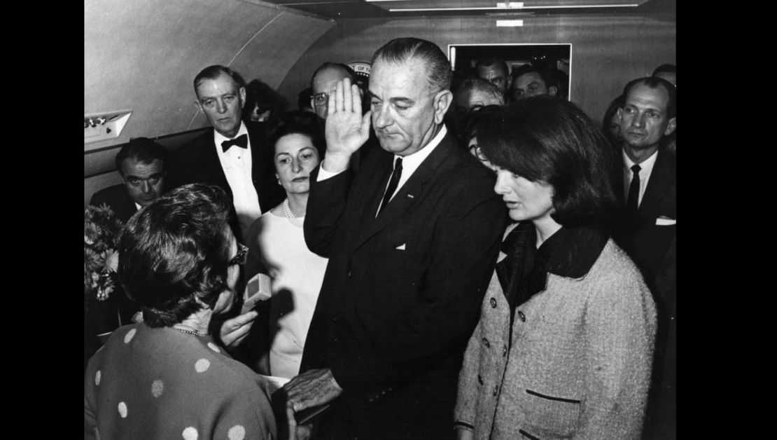 Lyndon B. Johnson tomó posesión como el presidente número 36 de Estados Unidos el día del asesinato de John F. Kennedy en el mismo avión que trasladaba el cuerpo sin vida del mandatario hasta Washington.