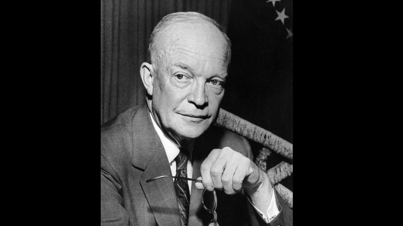 Dwight D. Eisenhower (1953-1961) — El presidente número 34 de Estados Unidos tenía gran prestigio por haber sido comandante general de las fuerzas estadounidenses en la Segunda Guerra Mundial, según la página de la Casa Blanca. Durante su mandato logró poner fin a la guerra de Corea y durante sus dos periodos trabajó para aliviar las tensiones de la Guerra Fría.