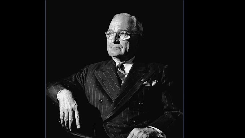 33. Harry S. Truman (1945-1953) — El presidente número 33 de Estados Unidos asumió el poder luego de la repentina muerte de Franklin Delano Roosevelt en 1945. Según información la Casa Blanca, Truman "no recibió ninguna información sobre el desarrollo de la bomba atómica ni las dificultades que enfrentaba el gobierno con la Unión Soviética”. Cuando asumió la presidencia, les dijo a los reporteros: “Siento como si la luna, las estrellas y todos los planetas hubieran caído encima mío”. Fue el presidente que dio la orden de lanzar la bomba atómica sobre Hiroshima y Nagasaki en 1945.
