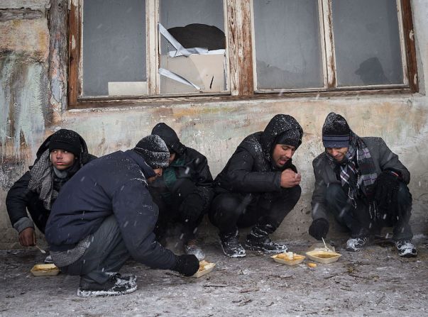 Hasta 2.000 refugiados tratan de sobrevivir al invierno en la capital de Serbia, Belgrado, donde se alcanzaron temperaturas de hasta 11 grados centígrados bajo cero, resguardándose en un edificio en ruinas, con ventanas rotas, sin sistema de calefacción ni agua caliente.