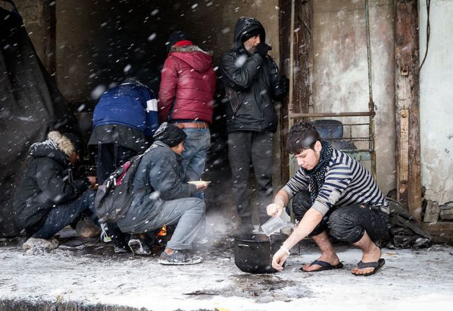 El interior del almacén está lleno de humo de los pequeños fuegos que los refugiados encienden para tratar de calentarse. La mayoría de los refugiados procede de Afganistán.