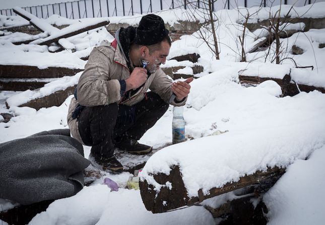 Rodeado de nieve, este hombre intenta afeitarse en temperaturas de congelación.