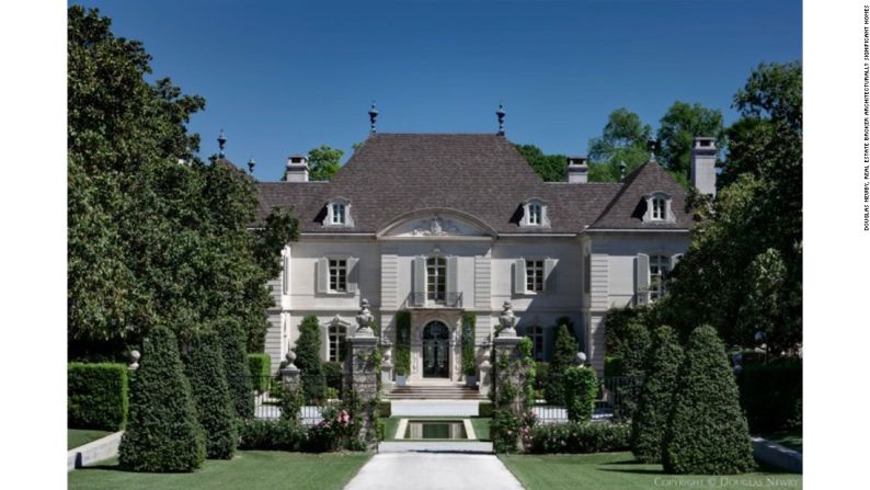 Crespi Hicks Estate, Texas (100 millones de dólares) — La venta de esta casa de 2.600 metros cuadrados de Dallas, Texas, se convirtió en la venta del año del sur del país. Esta mansión fue arrebatada por el fundador del Beal Bank, Andrew Beal en enero pasado. No te dejes engañar por el hecho de que sólo tiene siete habitaciones. También cuenta con una casa de huéspedes de dos pisos y un helipuerto.