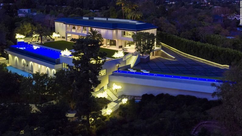 301 N Carolwood Drive, California (100 millones de dólares) — Otro gran negocio para California en 2016. Esta propiedad de 2.700 metros cuadrados fue vendida al multimillonario Tom Gores el pasado mes de octubre. Nada mal para una casa de 10 habitaciones, 20 baños, una cancha de baloncesto, un garaje para 10 autos y un descuento de 50 millones de dólares del precio original.