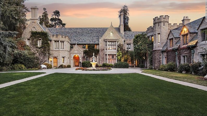 La Mansión Playboy, California (100 millones de dólares) — Aunque nadie le dio a Hugh Hefner los 200 millones de dólares que pedía para dejar vivir a alguien en el palacio de conejitas más popular del mundo, la casa fue vendida en 100 millones de dólares el pasado mes de agosto por Daren Metropoulos, de 33 años, uno de los dueños de Hostess, que fabrica los Twinkies. La casa donde Hefner ha vivido y trabajado desde 1971, tiene siete habitaciones, ocho baños, una bodega de vinos, un cine, un gimnasio, una cancha de tenis y una piscina parcialmente cubierta por una cueva o cava. Hefner, de 90 años, seguirá en la casa por lo que resta de su vida.