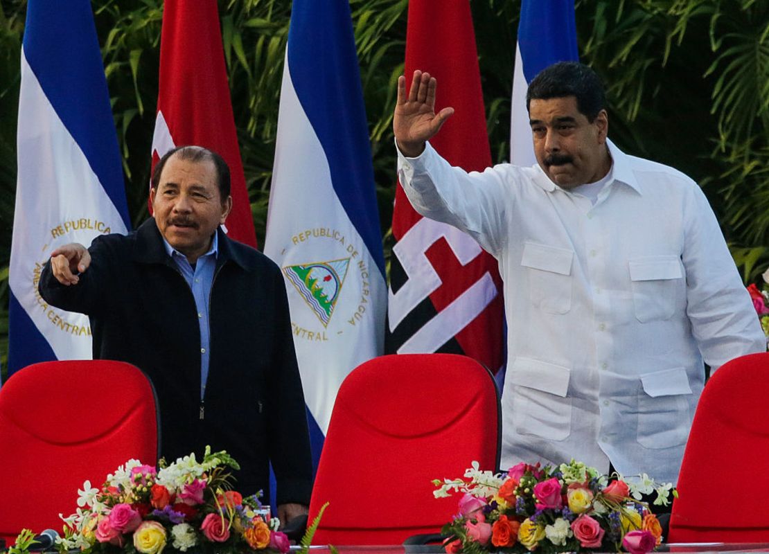 El presidente de Nicaragua Daniel Ortega (izquierda) y el presidente de Venezuela Nicolás Maduro saludan a los asistentes a la ceremonia de investidura de Ortega para un cuarto mandato como presidente del país centroamericano.