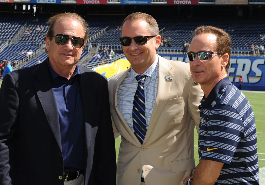 Dean, Michael y A.G. Spanos luego de un partido de la NFL entre los Chargers de San Diego y los Jaguars de Jacksonville en el estadio Qualcomm.