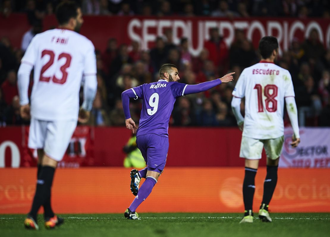 Karim Benzema, del Real Madrid, celebra tras anotar el gol del empate contra el Sevilla durante el partido de vuelta de los octavos de final de la Copa del Rey en el estadio Ramón Sánchez Pizjuán de Sevilla.