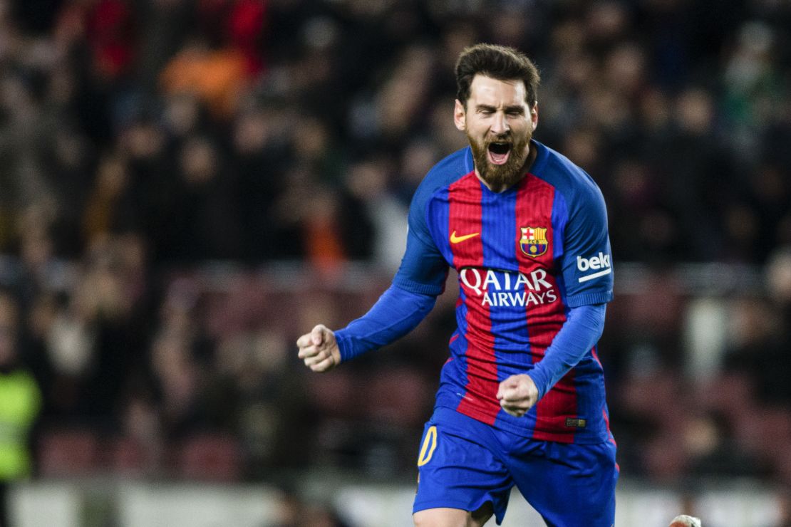 Lionel Messi celebra tras anotarle un gol de tiro libre al Athletic Club de Bilbao en el partido de octavos de final de la Copa del Rey, en el Camp Nou en Barcelona.