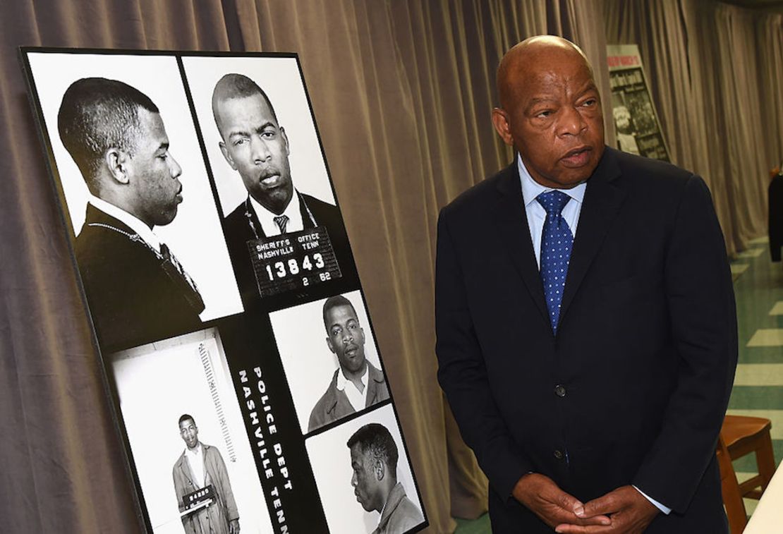 El congresista e ícono de los derechos civiles en Estados Unidos John Lewis, en una imagen de noviembre de 2016 junto a fotografías de su arresto por una protesta en 1963.