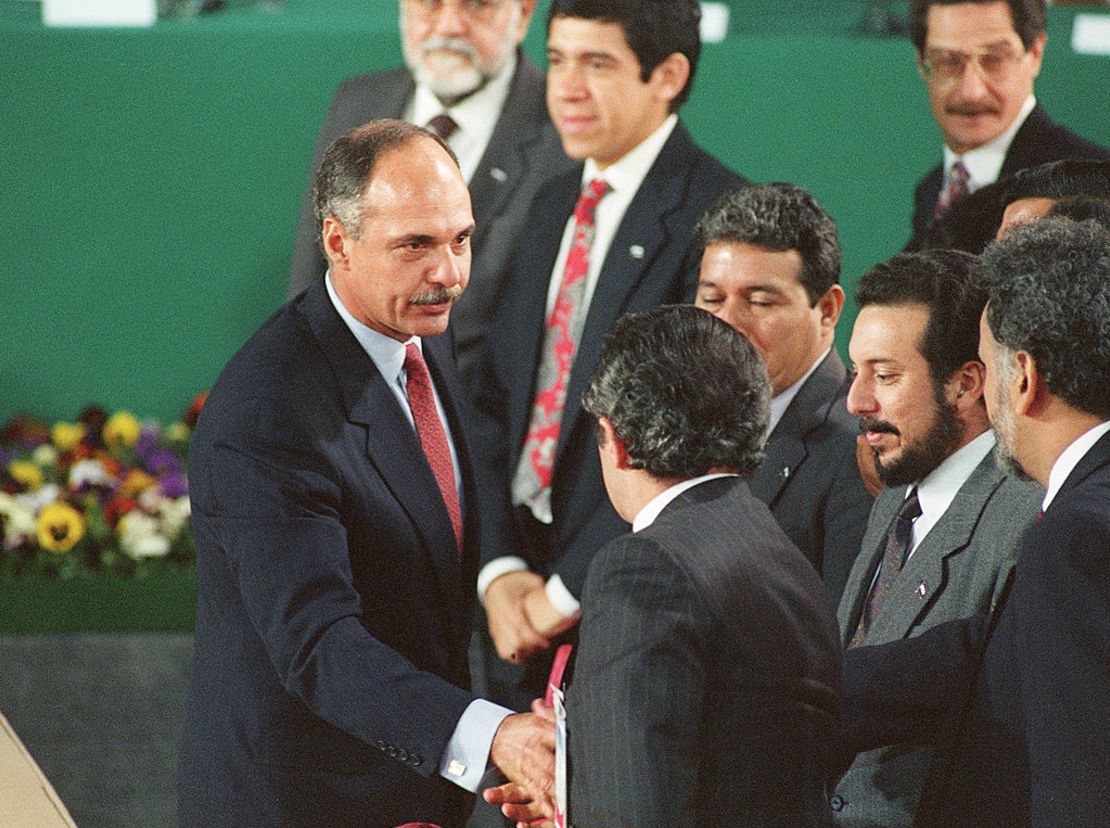 Foto tomada en el Castillo de Chapultepec en Ciudad de México el 16 de enero de 1992 cuando el presidente de El Salvador, Alfredo Cristiani (a la izquierda) le da la mano a los líderes guerrilleros del FMLN Schafik Handal, Joaquin Villalobos, Salvador Sanchez y Francisco Jovel después de la firma del acuerdo de paz.