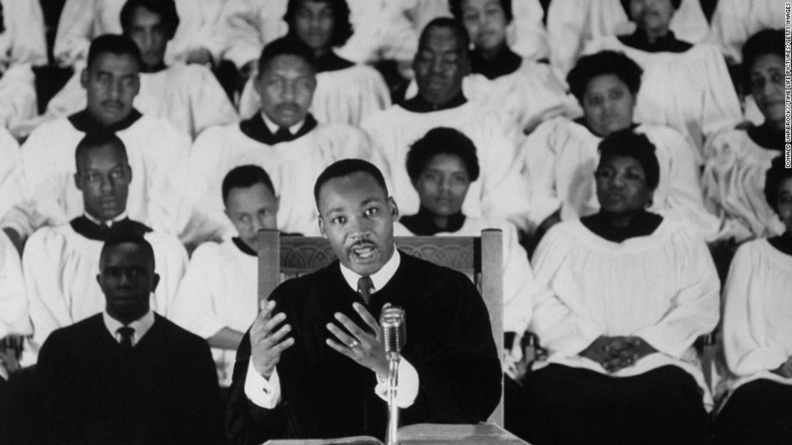 King da un sermón  en la Iglesia Bautista Ebenezer, en Atlanta, en septiembre de 1960.