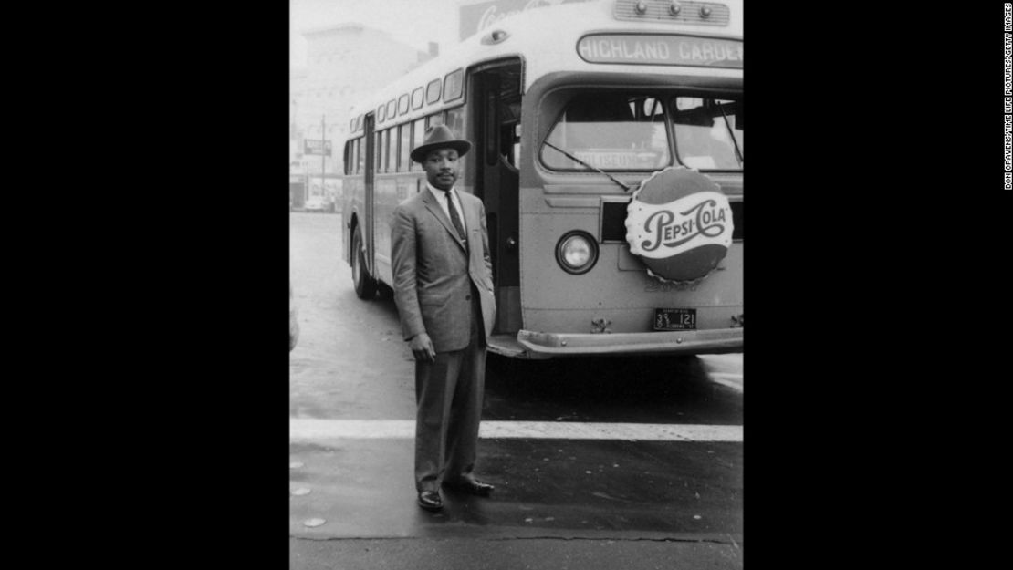 Martin Luther King Jr.(1929 - 1968) delante de un bus en la ciudad de Montgomery (Alabama), al final de una protesta el 26 de diciembre de 1956.