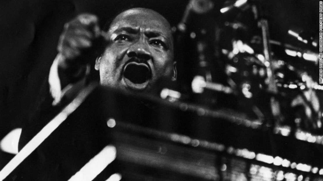 El líder de los derechos civiles en Estados Unidos, el reverendo Martin Luther King Jr., era más conocido por su papel en el movimiento por los derechos civiles y por las protestas no violentas. Su vida y obra han sido homenajeadas con un festivo nacional (el tercer lunes de enero), varios colegios y edificios públicos han recibido su nombre y tiene un monumento en el 'National Mall' de Washington. Aquí, King da un discurso en 1968, el año en murió asesinado.