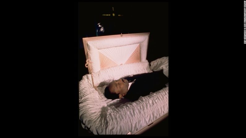 El cuerpo de Martin Luther King Jr. durante su velación, el 8 de abril de 1968, cuatro días después de haber sido asesinado. Su esposa Coretta lideró una marcha silenciosa por las calles de Memphis, a la que asistieron unas 50.000 personas, antes de dar un discurso en el funeral, que fue televisado.